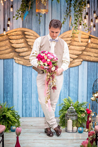 Винтажная свадьба с крыльями в декоре, образ жениха